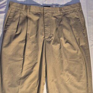 Arrow Men's pleated front khaki pants in size 40/30